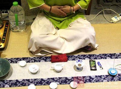 女士喝茶的手勢(shì)，女人正確喝茶手勢(shì)姿勢(shì)圖