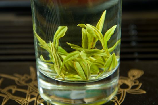 安吉白茶冷藏好還是冷凍好？這個需要根據(jù)存放時間來選擇