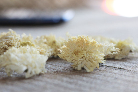 菊花茶買小朵還是大朵，泡茶用的小菊花和大菊花哪個(gè)好