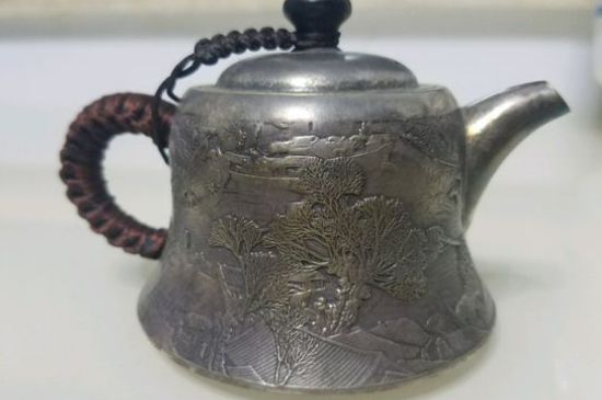 銀壺?zé)笏镉泻谏臇|西，為什么銀壺里有黑點