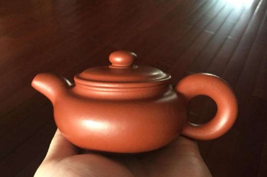 朱泥<a href=http://m.rongxm.com/chaju/zisha/ target=_blank class=infotextkey>紫砂壺如何開壺</a>，朱泥壺日常泡茶養(yǎng)護