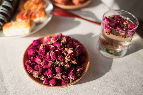 玫瑰花茶的功效與作用，堅(jiān)持喝一個(gè)月玫瑰花茶會(huì)怎樣？