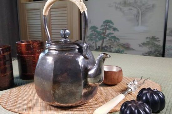 銀壺泡茶后為什么會(huì)變黑，銀壺內(nèi)膽發(fā)黑怎么辦