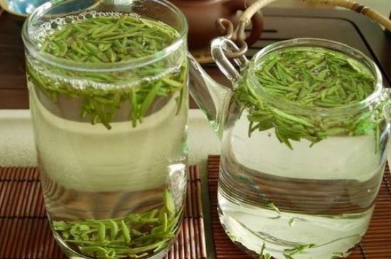 竹葉青和雀舌哪個(gè)貴，竹葉<a href=http://m.rongxm.com/fenlei/wulongcha/ target=_blank class=infotextkey>青茶</a>貴嗎？