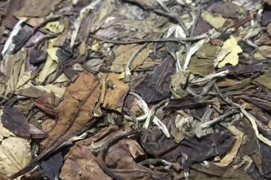 老白茶上火還是去火？夏季喝煮的老白茶會(huì)容易上火！