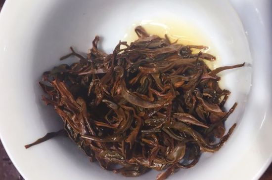 女人喝紅茶好還是喝普洱茶好，普洱茶和紅茶哪個(gè)適合女人喝