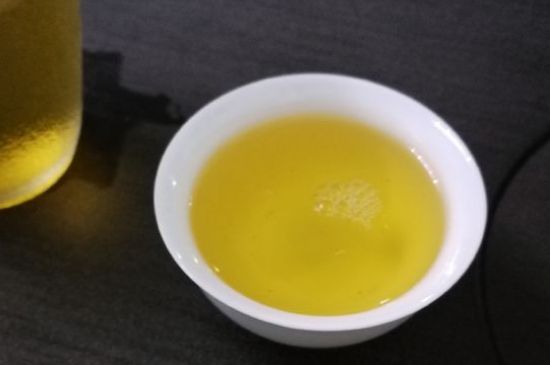 女人喝金駿眉的好處和壞處，女性喝金駿眉可減肥養(yǎng)顏