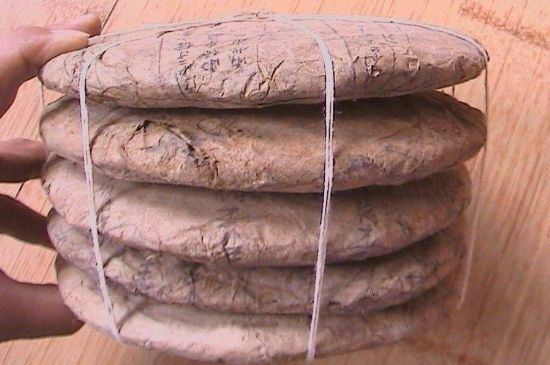 茯磚茶與普洱茶哪個(gè)好，茯茶和普洱茶口味區(qū)別