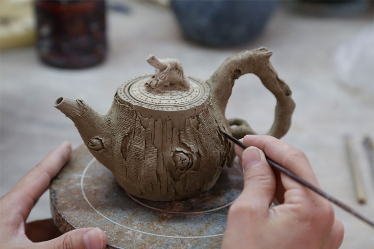 仿木外皮紫砂壺，創(chuàng)意木樁手工雕刻紫砂壺