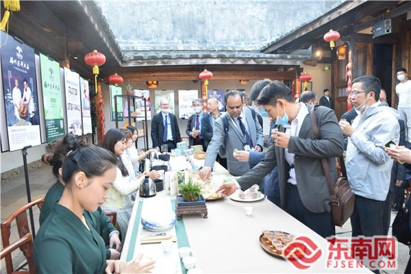 外國駐華使節(jié)在福州三坊七巷衣錦坊歐陽花廳品茶現(xiàn)場(chǎng)