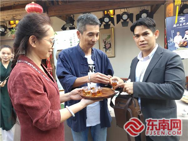 武夷山市回春巖茶廠相關(guān)負(fù)責(zé)人（中）邀請(qǐng)外國駐華使節(jié)品茶